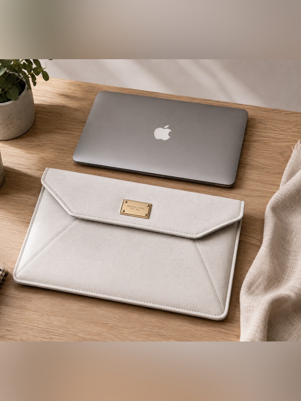 MICHAEL KORS -  Off-White Clutch Laptop Sleeve (ideal MacBook Air)